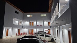 Un estacionamiento de varios niveles con varios coches aparcados.