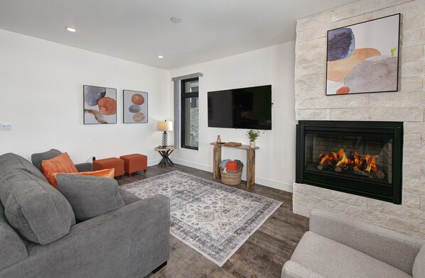 Smart TV, fireplace - Beautiful New Riverfront  Condo in the Heart of Silverthorne (Silverthorne)