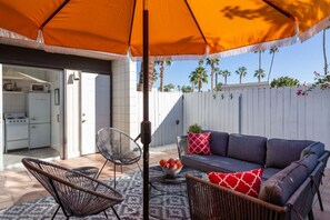 Terrace/patio - Mid-Century 1BR Bungalow At Famed Ocotillo Lodge (Palm Springs)