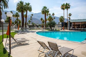A heated pool - Mid-Century 1BR Bungalow At Famed Ocotillo Lodge (Palm Springs)