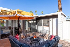 Outdoor dining - Mid-Century 1BR Bungalow At Famed Ocotillo Lodge (Palm Springs)