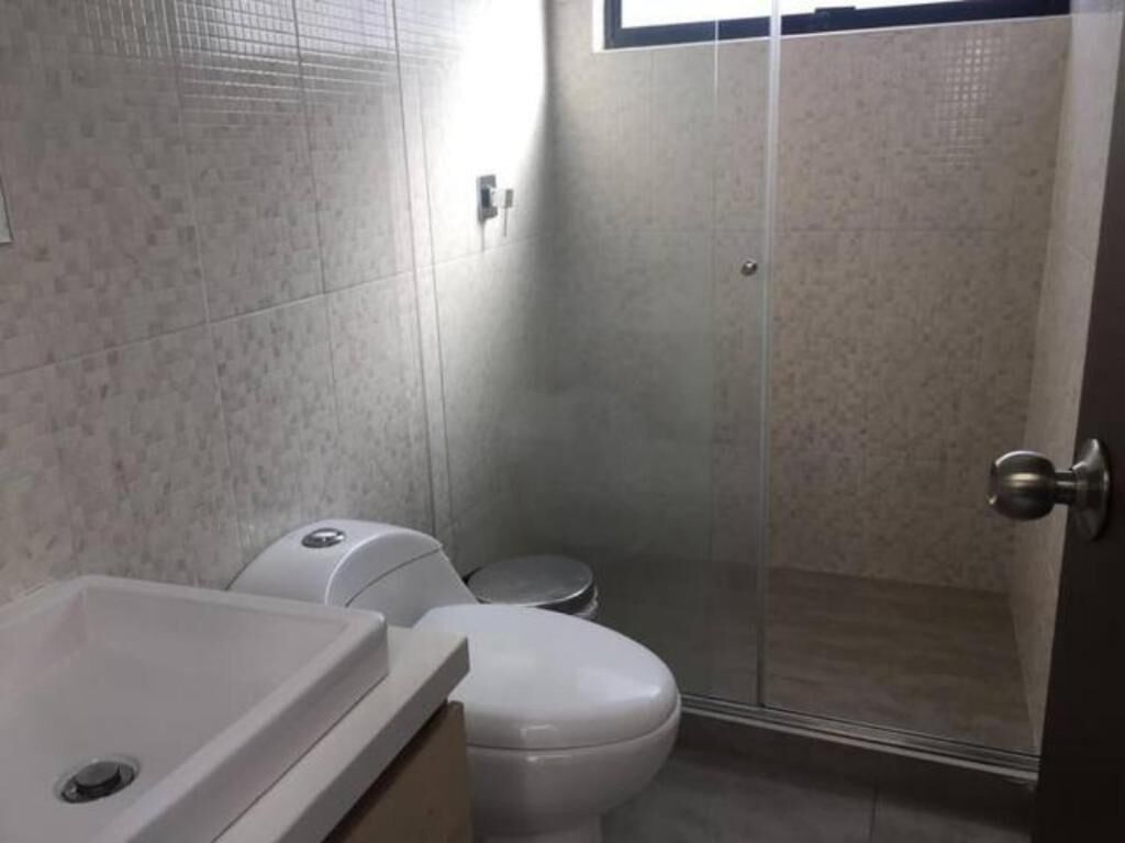 Douche, serviettes fournies, savon, papier toilette