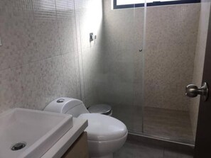 Shower, towels, soap, toilet paper - 9. Excelente Apartamento (Manizales)