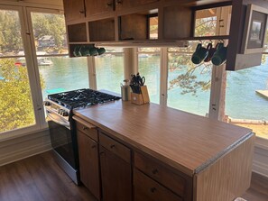 冰箱、微波炉、烤箱、炉灶