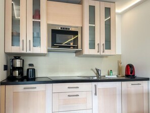 Frigorifero, microonde, piano cottura, lavastoviglie