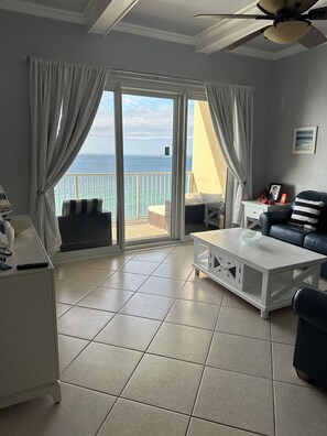 Smart TV - Beautiful ocean view and beach front close to shopping downtown (Panama City Beach)