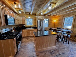 Fridge, microwave, oven, stovetop - 73R Brand new log home on quiet side street in Bethlehem, close to Main Street, AC, Dog Friendly! (Bethlehem)
