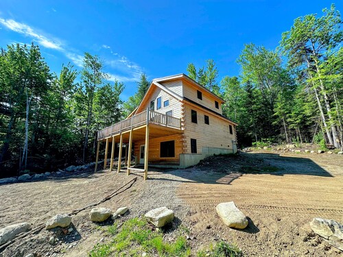 73R Brand new log home on quiet side street in Bethlehem, close to Main Street, AC, Dog Friendly!