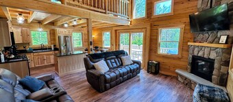 73R Brand new log home on quiet side street in Bethlehem, close to Main Street, AC, Dog Friendly!