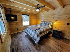 4 bedrooms, iron/ironing board, WiFi, bed sheets - 73R Brand new log home on quiet side street in Bethlehem, close to Main Street, AC, Dog Friendly! (Bethlehem)