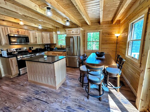 73R Brand new log home on quiet side street in Bethlehem, close to Main Street, AC, Dog Friendly!