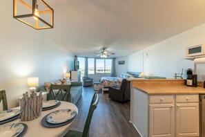Interior - The Tip-Sea Turtle Panama City Beach, Beachfront Studio! Sleeps 4 (Panama City Beach)