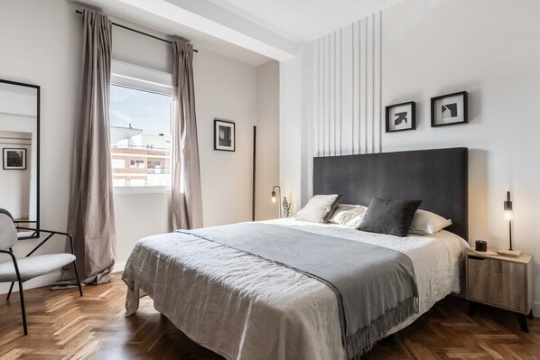 4 bedrooms, iron/ironing board, WiFi, bed sheets