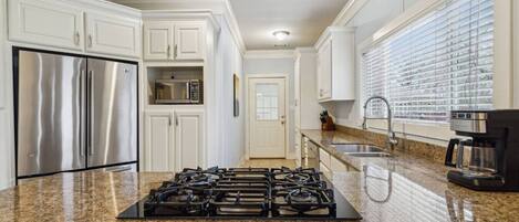 Frigorifero, microonde, forno, piano cottura