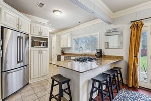 Kjøleskap, mikrobølgeovn, ovn og kokeplater