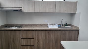 Kühlschrank, Herdplatte, Wasserkocher mit Kaffee-/Teezubehör