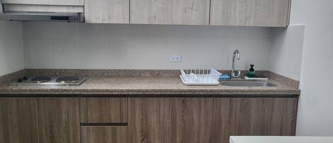 Een koelkast, een kookplaat, een koffiezetapparaat/waterkoker