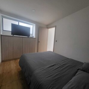 1 dormitorio, tabla de planchar con plancha, wifi y ropa de cama