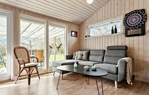 TV, peis, DVD-spiller og fotballspill