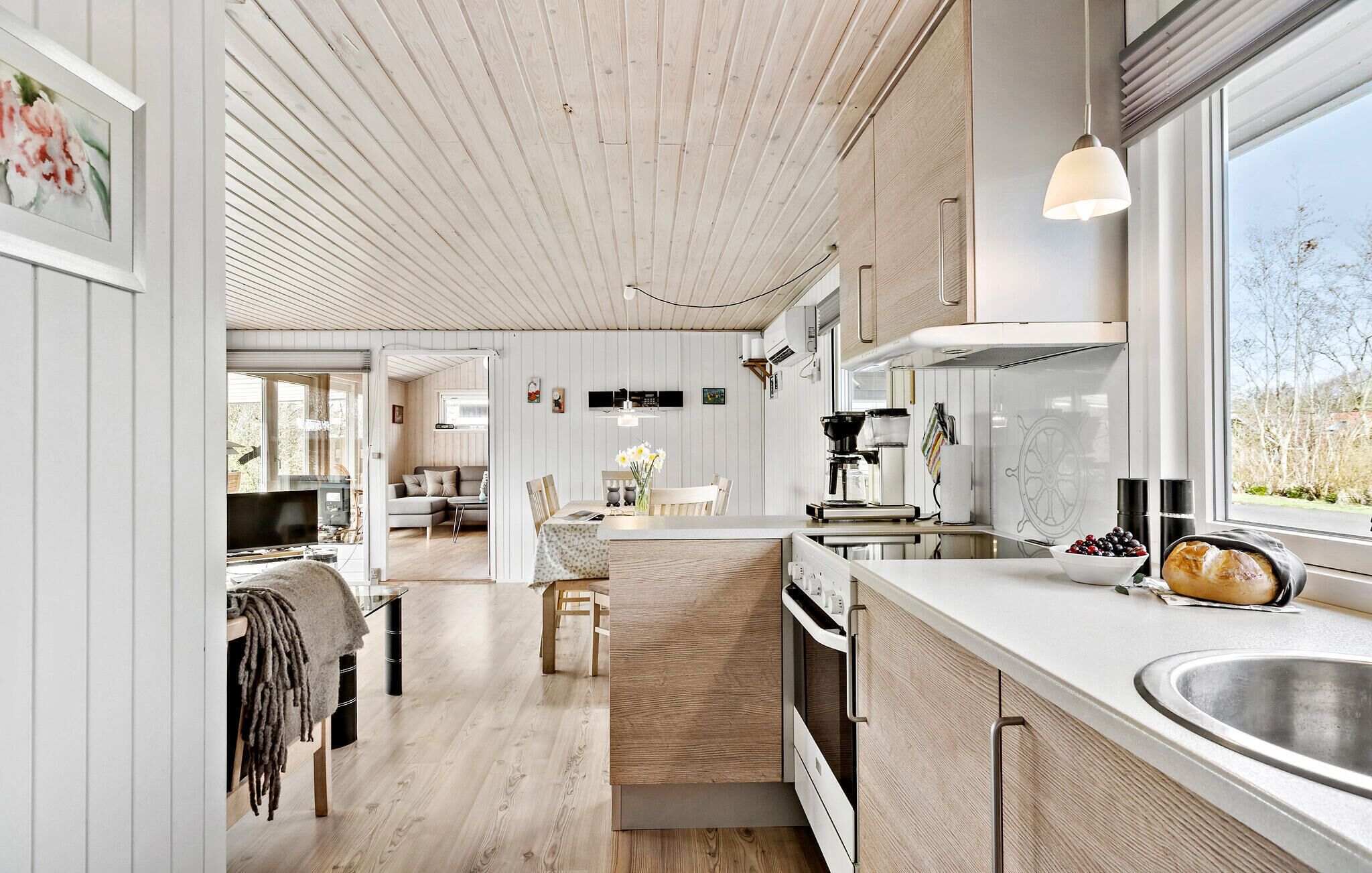 Réfrigérateur, surface de cuisson, cafetière-théière