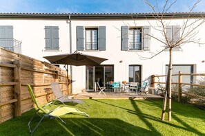 Outdoor dining - Villa Paulina, village heart, near the beaches (Portiragnes)