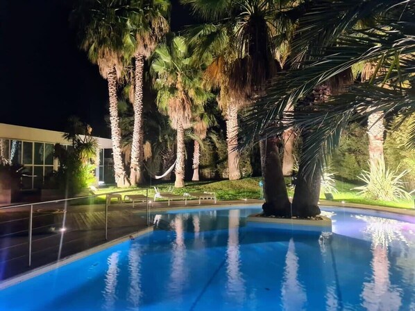 Een verwarmd zwembad