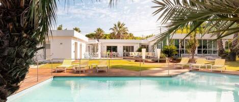 حمّام سباحة مُدفَّأ