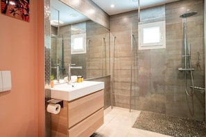 Shower, free toiletries, hair dryer, towels