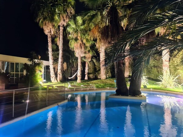 Lämmitetty uima-allas