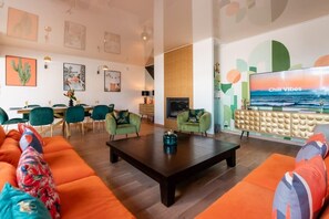 Televisie, een open haard, een tafeltennistafel en een stereo