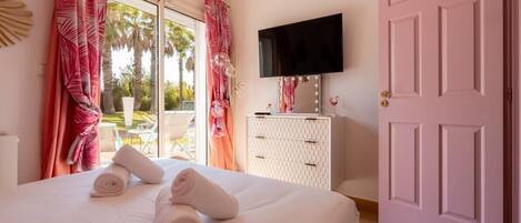 8 chambres, fer et planche à repasser, lit parapluie, Wi-Fi