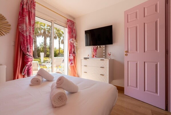 8 slaapkamers, een strijkplank/strijkijzer, reisbedje, wifi