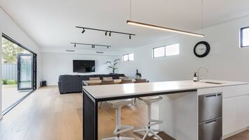 Rumah Khas | Area keluarga | Smart TV