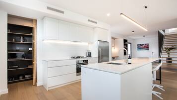 Rumah Khas | Dapur pribadi | Lemari es besar, microwave, oven, dan mesin pencuci piring