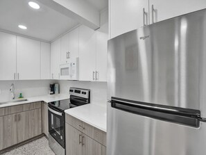 Réfrigérateur, micro-ondes, four, plaque de cuisson