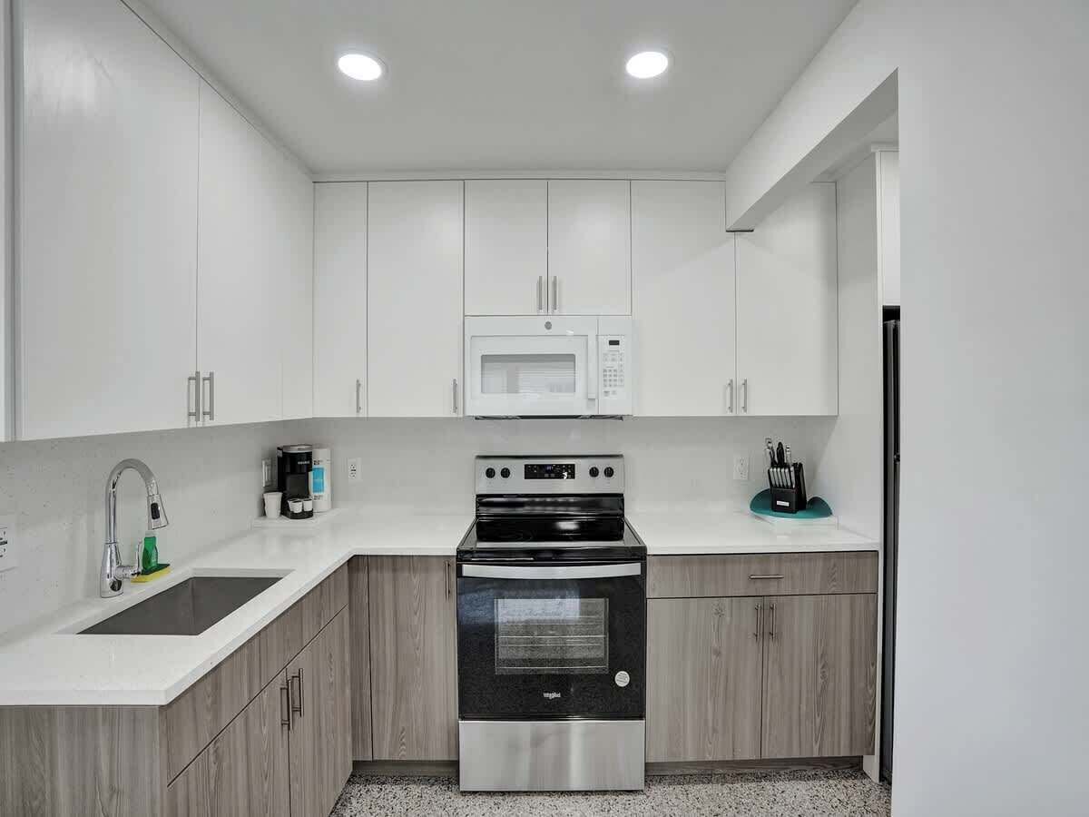 Refrigerador, microondas, horno y parrilla de estufa 