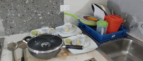 Réfrigérateur, micro-ondes, plaque de cuisson, bouilloire électrique