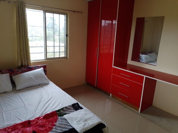 2 soverom, skrivebord, strykejern/-brett og wi-fi