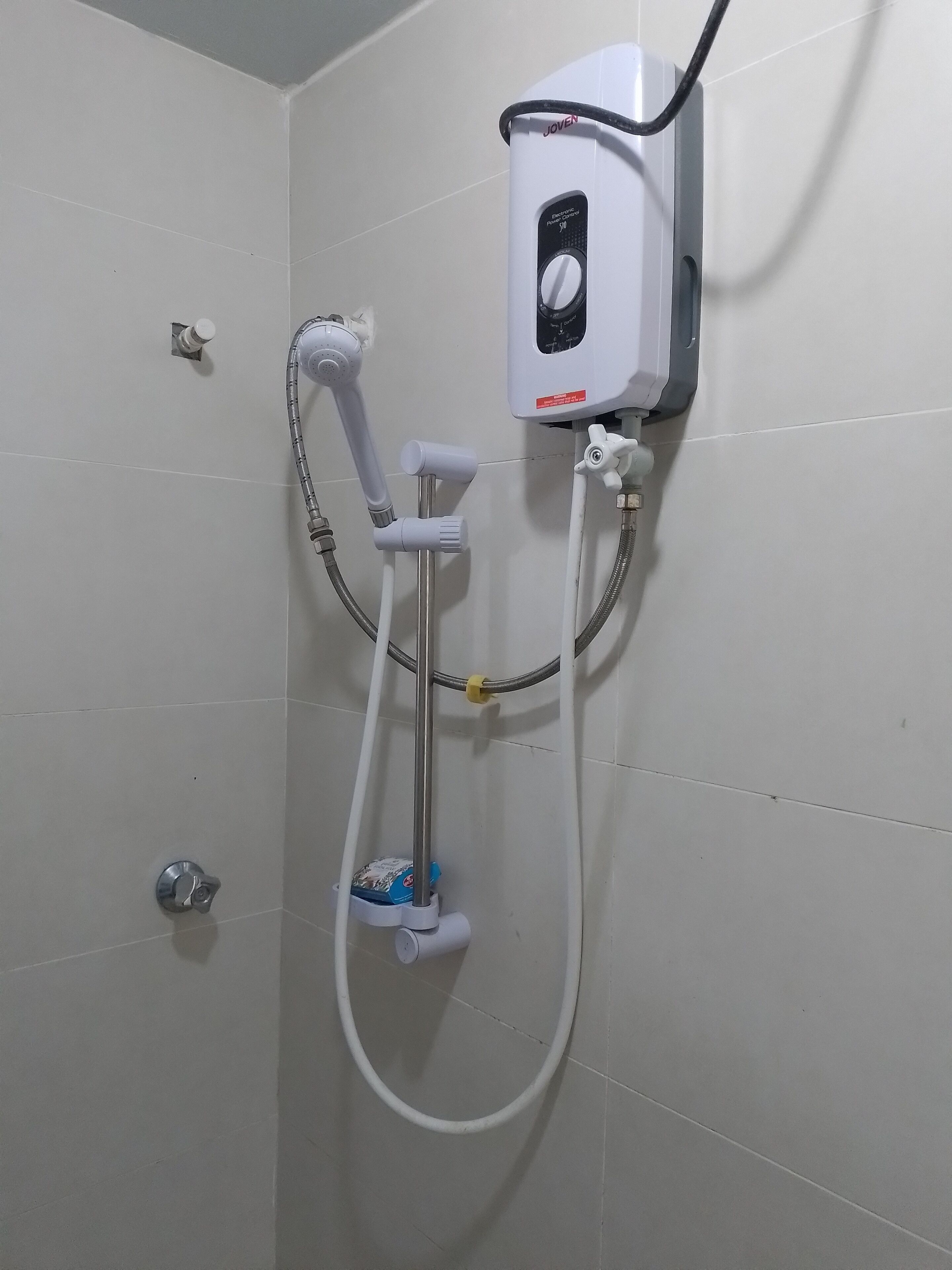 Suihku, hiustenkuivaaja, pyyhkeet, saippua