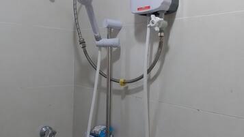 Suihku, hiustenkuivaaja, pyyhkeet, saippua