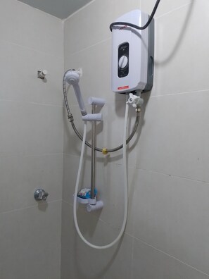 Dusj, hårføner, håndklær og såpe