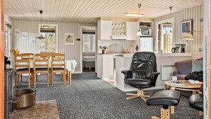 Un interior acogedor con comedor, cocina y zona de estar.
