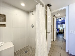 Chuveiro, secador de cabelo, toalhas de banho 