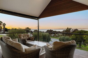 Property grounds - Cozy Waterfront Family Sized Retreat (Dawesville)