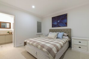 4 bedrooms, iron/ironing board, travel cot, free WiFi - Cozy Waterfront Family Sized Retreat (Dawesville)