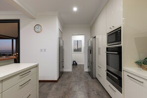 Fridge, microwave, oven, stovetop - Cozy Waterfront Family Sized Retreat (Dawesville)