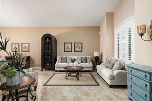 Een televisie en een open haard