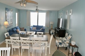 Smart-tv, videospelletjes, een dvd-speler en boeken