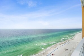 Rannalla, aurinkotuoleja