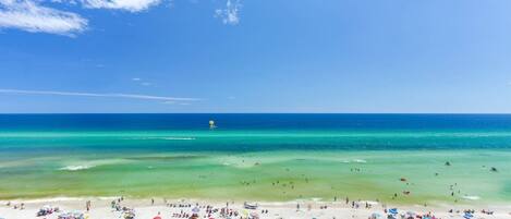 Rannalla, aurinkotuoleja